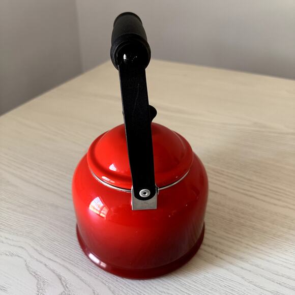 Le Creuset Whistling Tea Kettle 1.25 Quarts 1.1L Teapot Red Enamel - Picture 4 of 9